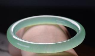 翡翠吊坠价格一般多少钱 一般翡翠吊坠多少钱